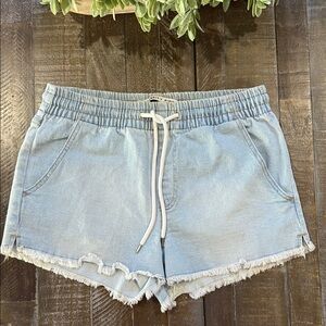 Celebrity Pink The Easy Pull-On Denim Shorts Light Wash Frayed Hem - MEDIUM